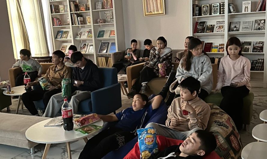 Уютный осенний кинопоказ для подростков и молодёжи в библиотеке