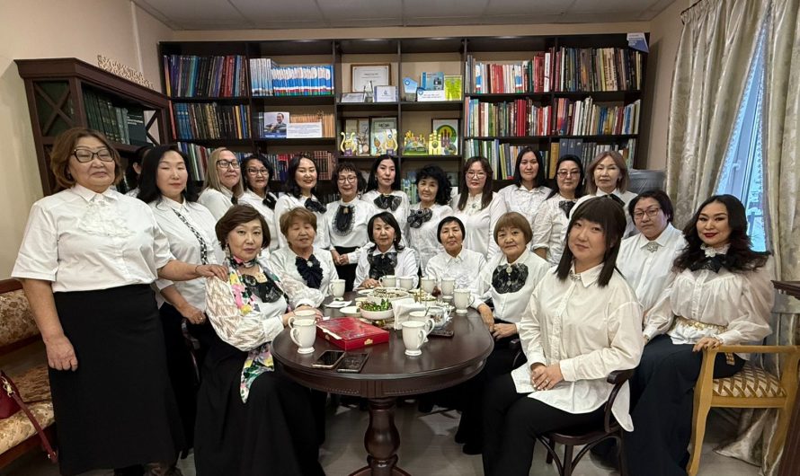 Чтение объединяет: 1-Хомустахская библиотека отметила вековой юбилей избы-читальни и 80-летие с основания сельской библиотеки